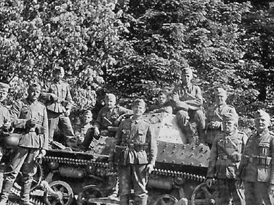 A group of German soldiers posing with a AMR 33 1940