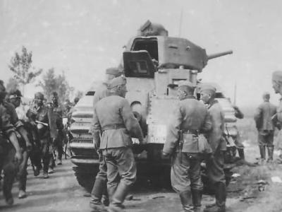 German soldiers examines a abandoned French B1 bis Tank during the attack on France in May/June 1940