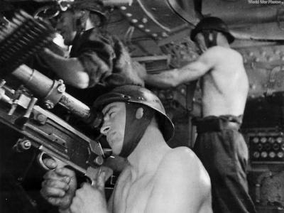 French tanker mans Hotchkiss in Char 2C