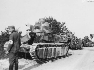 A column of Char Renault D1 tanks