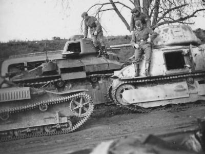 Abandoned D2, Somua S35 and Renault UE