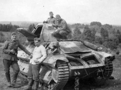 wehrmacht soldiers next to a FCM36 tank
