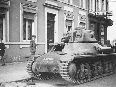 Abandoned tank Hotchkiss H-35 40257