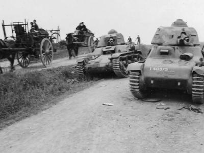 Hotchkiss H-35 and Renault R-35 tanks captured intact