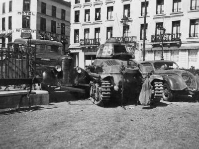 Hotchkiss H 35 number 93 and Peugeot 202