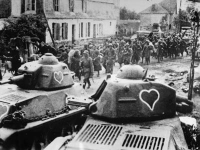 Hotchkiss H-39 tanks with heart emblem