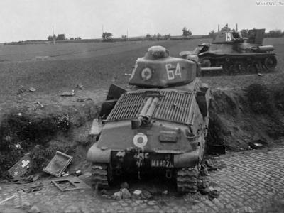 S-35 code 64 and Hotchkiss H39 white 19