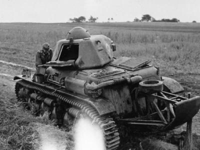 Char Renault R35 fitted with a trench crossing tail