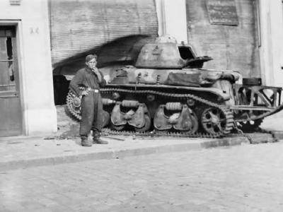 Renault R35 with trench crossing tail – France 1940