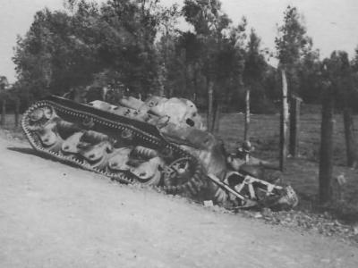 Char leger Renault R35 fitted with a trench crossing tail