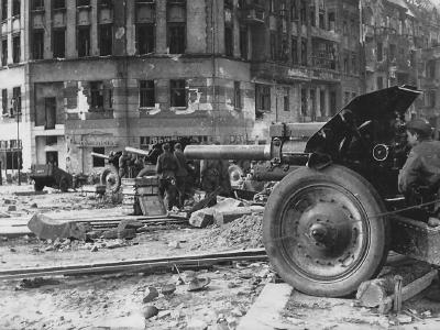Berlin 1945 soviet artillery