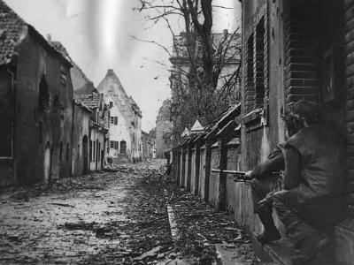 British Army in Kranenburg Niederhein Muhlenstrasse soldier with Bren Gun MG 16 4 1945