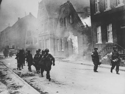 US Airborne Troops Advance On Münster 1945