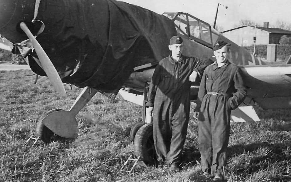 Messerschmitt Bf109F on airfield | World War Photos