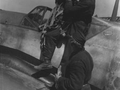 Bf 109 ground crew with parachute