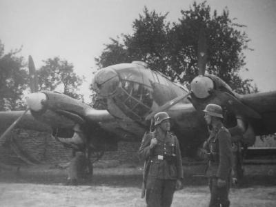 Luftwaffe soldiers next to He111 bomber