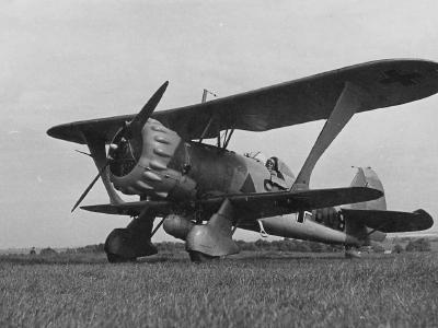 Henschel Hs 123A +B09 on a grass landing ground
