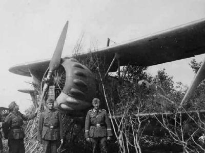 Camouflaged Hs 123B on an improvised airfield