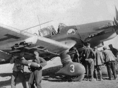Ju87 D „3” of StG 2. Ground crew load up a bomb on the underwing racks
