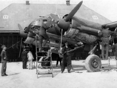 Luftwaffe mechanics servicing a Junkers Ju88 bomber 2