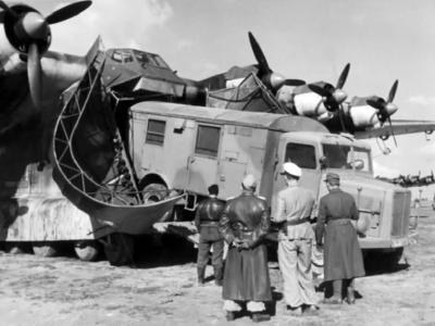 Loading truck on board a Me 323