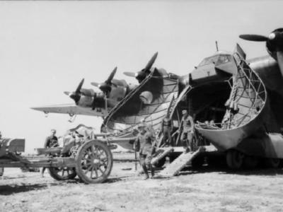 Loading of a leFH 18 onto Me 323, Italy 1942