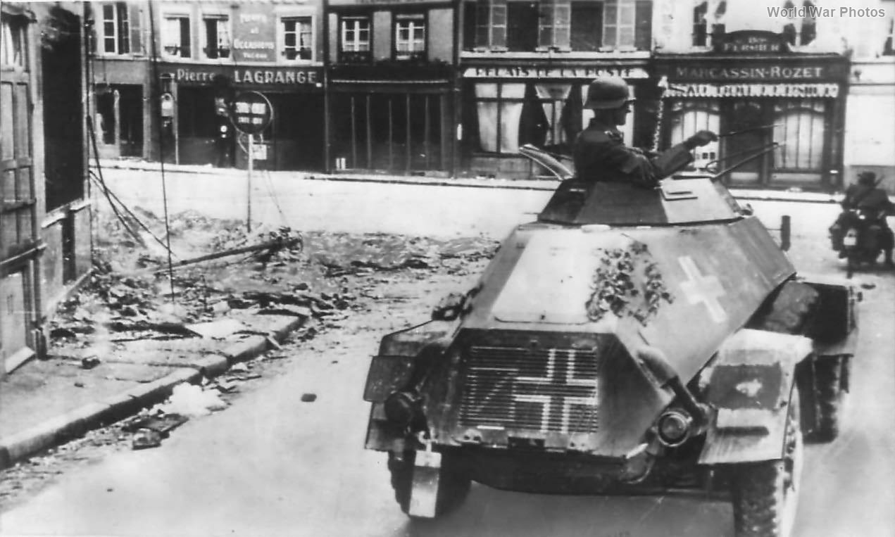 SdKfz 221 moving into Abbeville