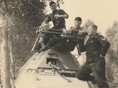 sdkfz 263 and crew