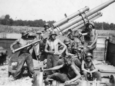 Flak 88 and gun crew