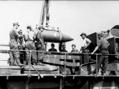 Heavy mortar Karl Gerat VI Ziu Warsaw Uprising 1944 Mortar Shell Being Loaded