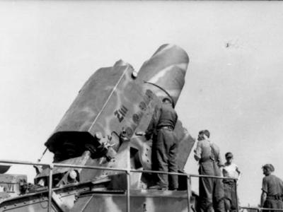 Heavy mortar Karl Gerat VI Ziu Warsaw Uprising 1944 barrel and crew