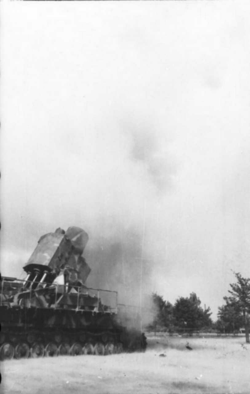 Heavy mortar Karl Gerat VI Ziu Warsaw Uprising 1944 firing