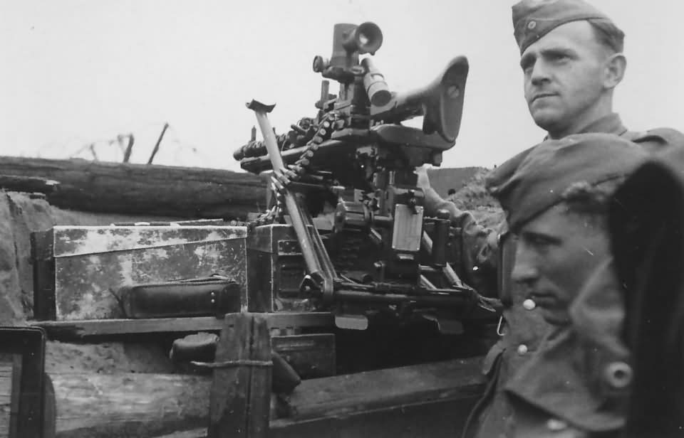 German soldiers and machine gun MG 34 with optical scope | World War Photos