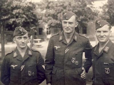 Luftwaffe soldiers with Flakkampfabzeichen