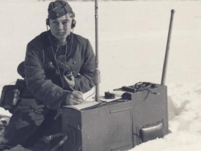 Wehrmacht Soldaten mit Funk Funkgerat