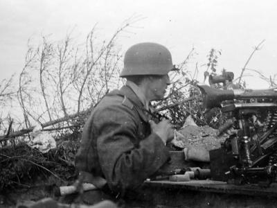 wehrmacht soldier with a machine gun MG34