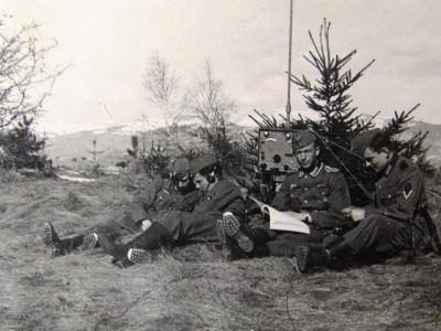 wehrmacht soldiers and radio