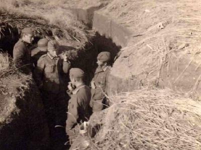 wehrmacht soldiers in trench
