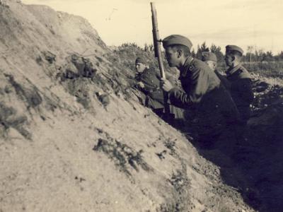 wehrmacht troops in trench russia