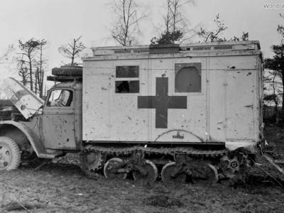 Sd. Kfz. 3/4 Opel Blitz 3,6-36S Maultier ambulance