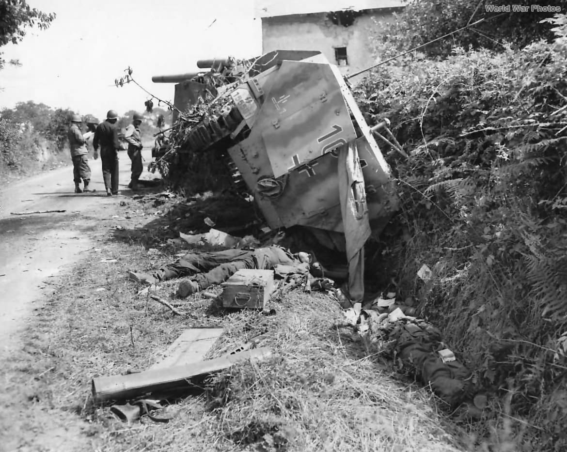SdKfz 251/3 code 104 of nd SS Panzer Division „Das Reich” in Roncey 1944