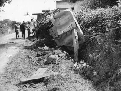 SdKfz 251/3 code 104 of nd SS Panzer Division „Das Reich” in Roncey 1944