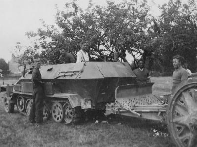 SdKfz 251 towing 10,5 cm leFH 18