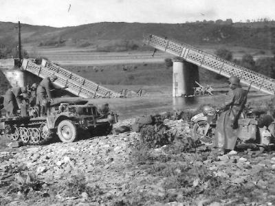 Sd.Kfz. 10/4 Donchery Maas France 1940