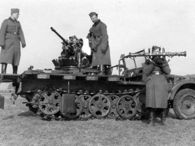 SdKfz 10/4 crew exercise