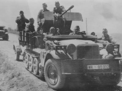 SdKfz 10/4 with flak WH-85910
