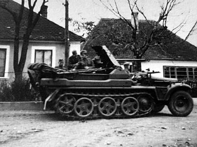 Sd Kfz 10 with Pak 36 (3,7 cm PaK 36 (Panzerabwehrkanone 36)