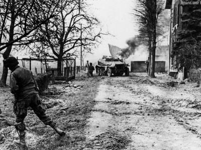 17th Airborne Division Paratroopers with SdKfz 252 24 March 1945
