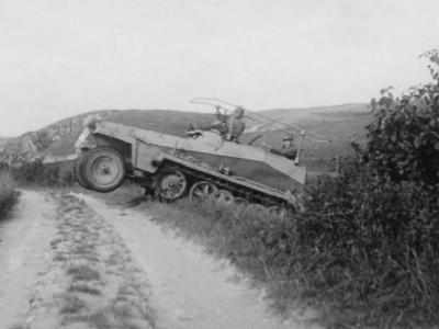 leichter Funkpanzerwagen SdKfz 250/3 – command variant equipped with radio equipment