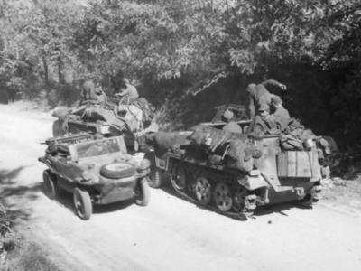 SdKfz 250 neu and Schwimmwagen Italy 1944
